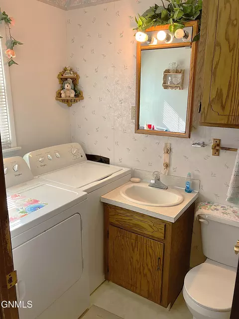 335 Easy St, Bismarck, ND 58504 photo 12