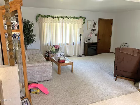 335 Easy St, Bismarck, ND 58504 photo 3