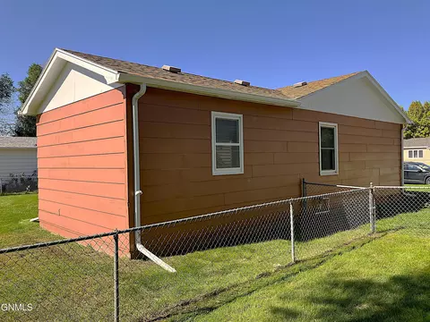335 Easy St, Bismarck, ND 58504 photo 15