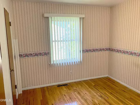 335 Easy St, Bismarck, ND 58504 photo 8