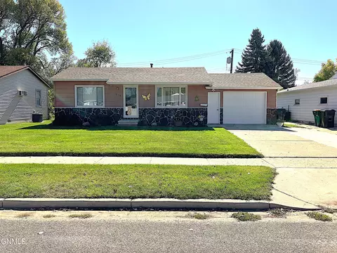 335 Easy St, Bismarck, ND 58504