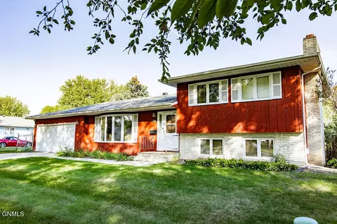 3513 Par St N, Fargo, ND 58102