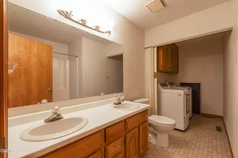Bath - 1520 Cimarron Dr, Bismarck, ND 58503 photo 2 of 3