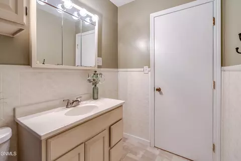 Bath - 1204 1st St NE, Mandan, ND 58554 photo 3 of 4