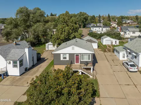View/Area - 1204 1st St NE, Mandan, ND 58554 photo 2 of 5