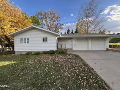 707 3rd St NW, Beulah, ND 58523
