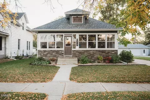 415 4th Ave SW, Jamestown, ND 58401