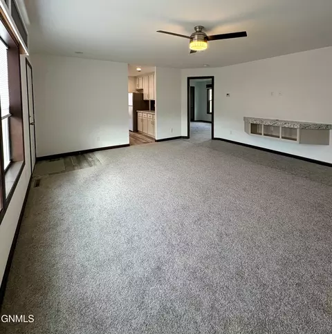 1520 46th St W, Williston, ND 58801 photo 8