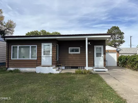 308 3rd St NW, Beulah, ND 58523