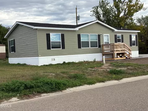 1528 46th St W, Williston, ND 58801 photo 2