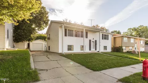 823 27th St N, Bismarck, ND 58501