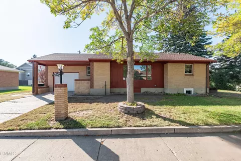 705 8th Ave NW, Mandan, ND 58554
