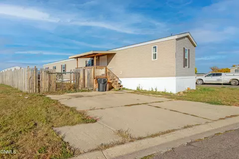 2202 35th Ter W, Williston, ND 58801 photo 3