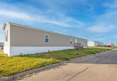 2202 35th Ter W, Williston, ND 58801 photo 2