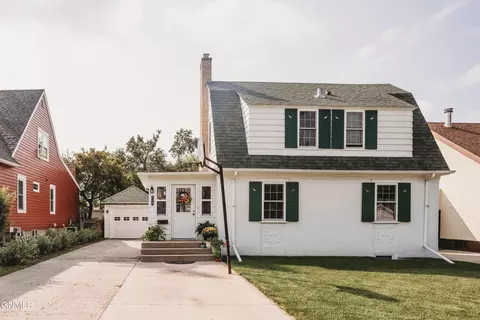 718 3rd St NE, Jamestown, ND 58401