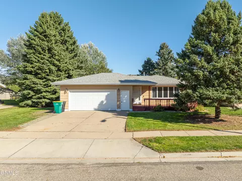 1519 Richmond Dr, Bismarck, ND 58504