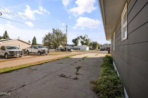416 7th St W, Williston, ND 58801 photo 24