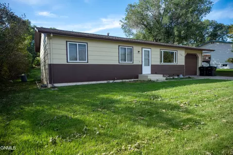 2134 Coulee Dr N, Mandan, ND 58554