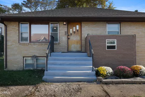205 3rd St NW, Mandan, ND 58554 photo 2