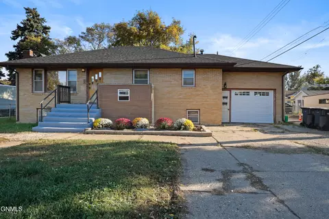 205 3rd St NW, Mandan, ND 58554