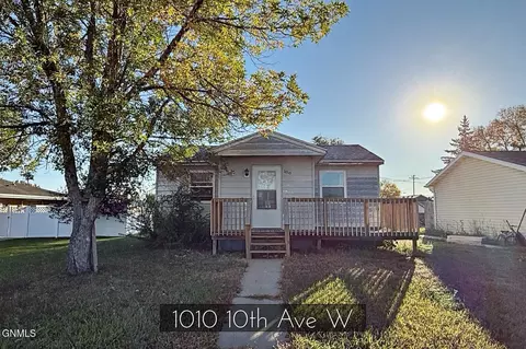 1010 10th Ave W, Williston, ND 58801
