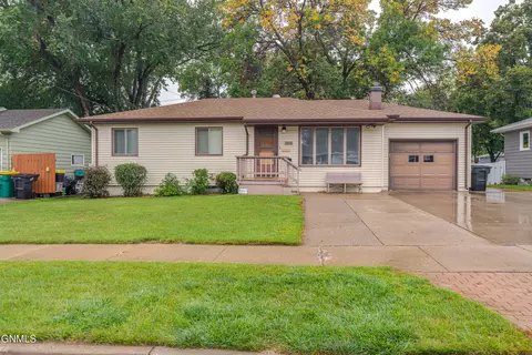 2106 Assumption Dr, Bismarck, ND 58501