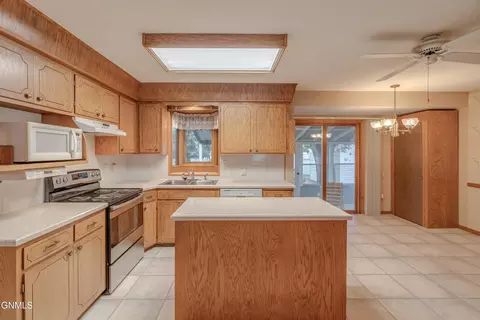 2106 Assumption Dr, Bismarck, ND 58501 photo 2