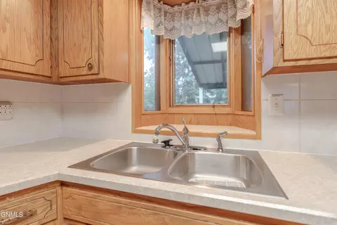 2106 Assumption Dr, Bismarck, ND 58501 photo 4