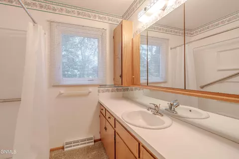 2106 Assumption Dr, Bismarck, ND 58501 photo 11