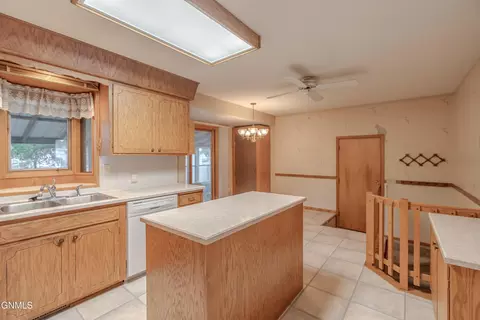 2106 Assumption Dr, Bismarck, ND 58501 photo 3