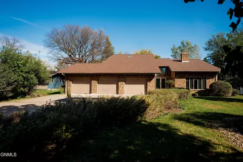 625 7th Ave SW, Jamestown, ND 58401