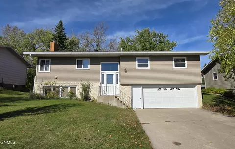 321 15th St NE, Valley City, ND 58072