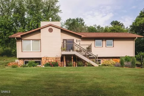 506 8th Ave SW, Jamestown, ND 58401