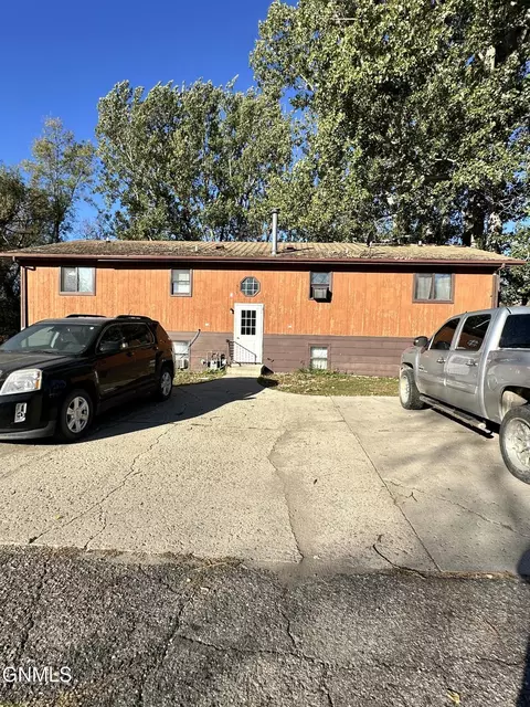 1513 3rd Ave NW, Jamestown, ND 58401