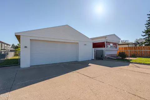 1208 7th Ave SE, Mandan, ND 58554