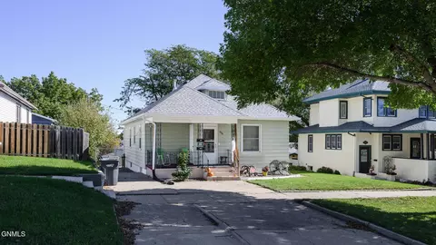 208 7th Ave NW, Mandan, ND 58554