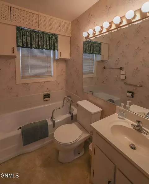Bath - 508 12th St W, Williston, ND 58801 photo 1 of 3
