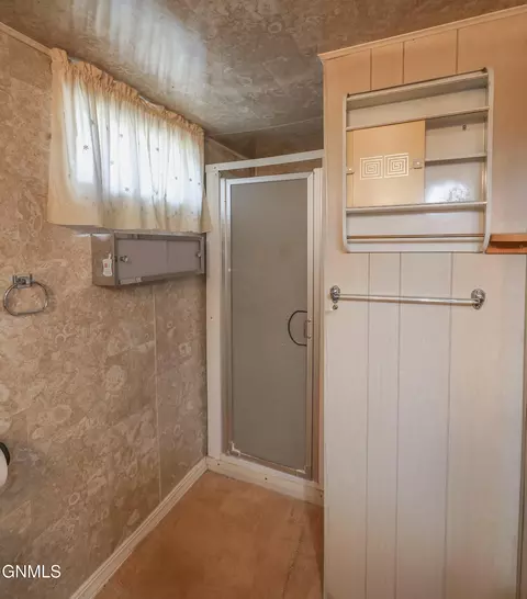 Bath - 508 12th St W, Williston, ND 58801 photo 3 of 3