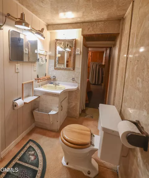 Bath - 508 12th St W, Williston, ND 58801 photo 2 of 3
