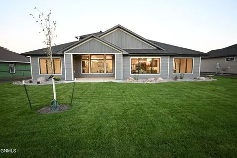 1612 Community Lp, Bismarck, ND 58503 photo 2