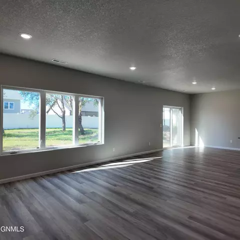 612 Koenig Dr, Bismarck, ND 58504 photo 10