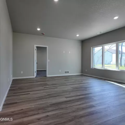 612 Koenig Dr, Bismarck, ND 58504 photo 11