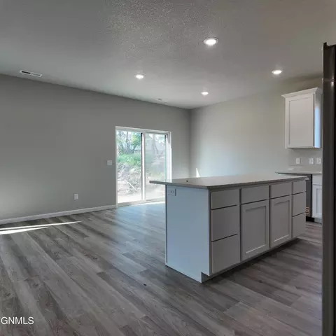 612 Koenig Dr, Bismarck, ND 58504 photo 8
