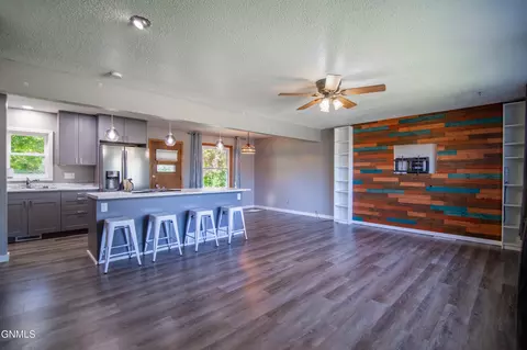 1503 Sunset Dr, Mandan, ND 58554 photo 2