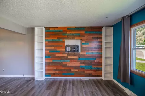 1503 Sunset Dr, Mandan, ND 58554 photo 4