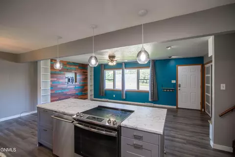 1503 Sunset Dr, Mandan, ND 58554 photo 11