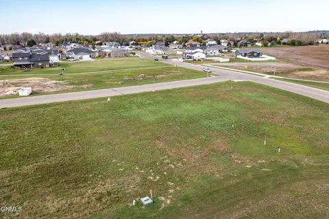 429 Kamrose Dr, Bismarck, ND 58504