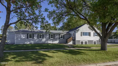 421 S 15th St, Bismarck, ND 58504
