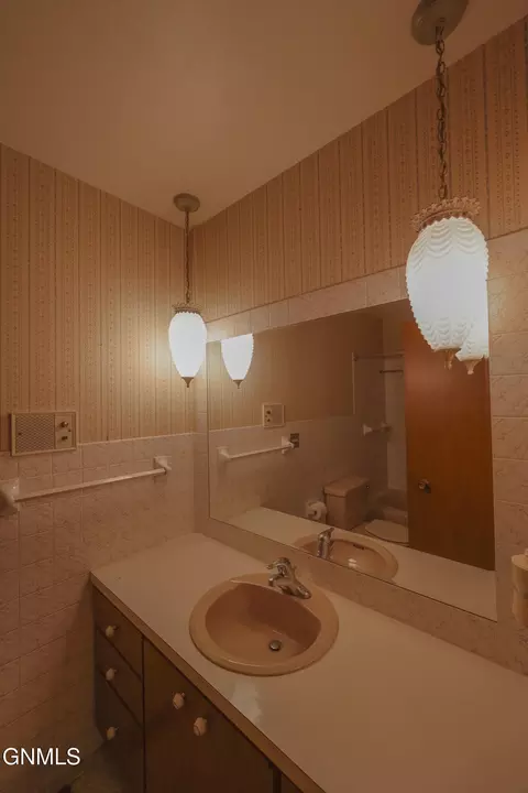 Bath - 815 14th St W, Williston, ND 58801 photo 3 of 6