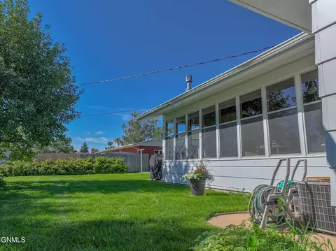 Exterior - 815 14th St W, Williston, ND 58801 photo 3 of 14